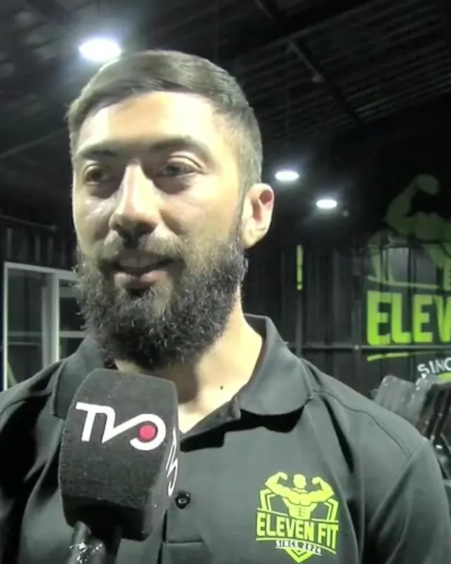 Fernando Arredondo, coach de Eleven Fit, con polera de la marca